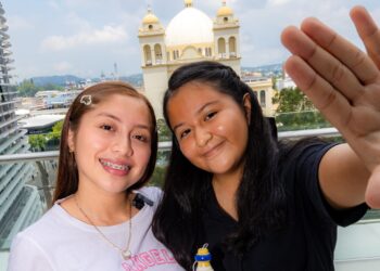 Adolescentes salvadoreñas llevan la voz de la niñez al foro internacional en Colombia