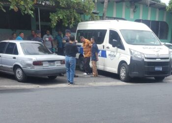 Capturan a motoristas de la ruta 41-A captados peleando dentro de un microbús