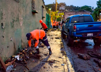 Protección Civil refuerza atención a emergencias tras lluvias por onda tropical en El Salvador