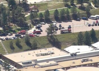 Tres heridos graves deja un tiroteo en la escuela Evergreen High School, cerca de Denver