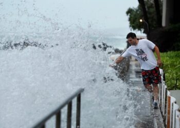 Huracán Kiko avanza hacia Hawái con pronóstico de debilitamiento