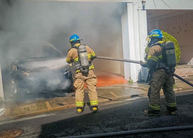 Bomberos controlan incendio de vehículo en cochera de vivienda en Calle Motocross