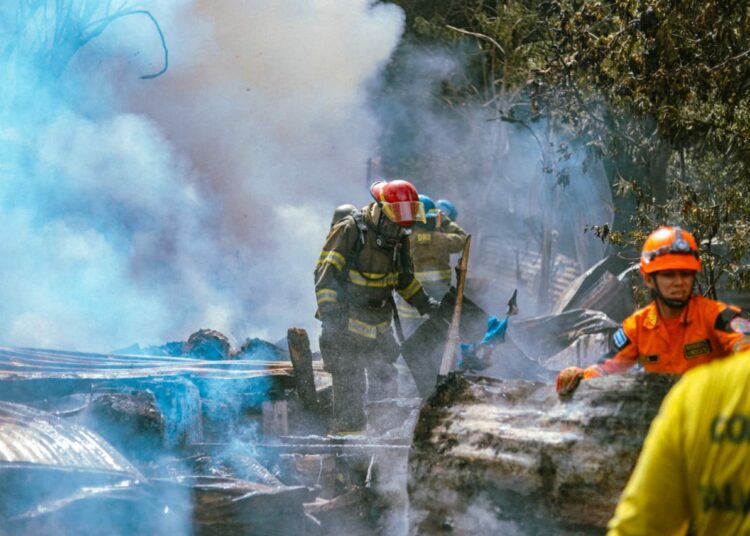 Incendio en vivienda de Mejicanos deja casa destruida