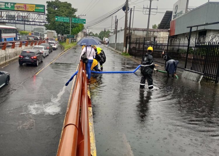Alcaldía de San Salvador Centro atiende arterias con inundaciones urbanas