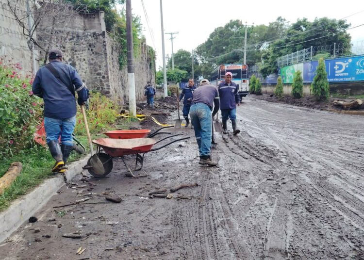 Continúan labores de limpieza en colonia La Sabana, tras desbordamiento de quebrada