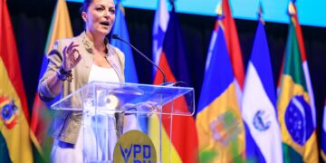 Macarena Olona resalta los logros de El Salvador en seguridad durante la Cumbre Global sobre Derechos Humanos