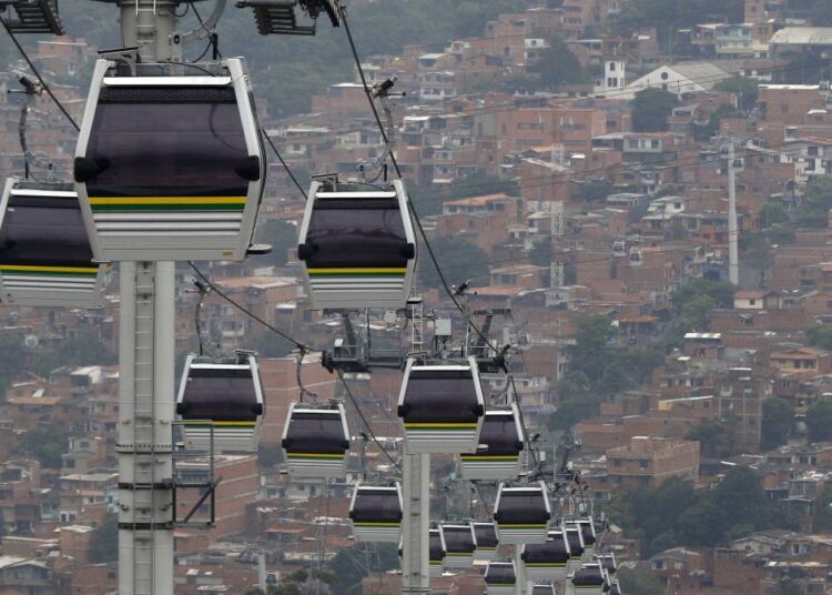 Gobierno inicia proyecto de metrocable para mejorar la movilidad