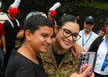 Ministra de Educación presente en desfile de independencia y destaca respaldo a políticas educativas