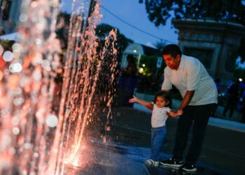 Salvadoreños disfrutan de música, actividades y fuegos artificiales en el Centro Histórico de San Salvador