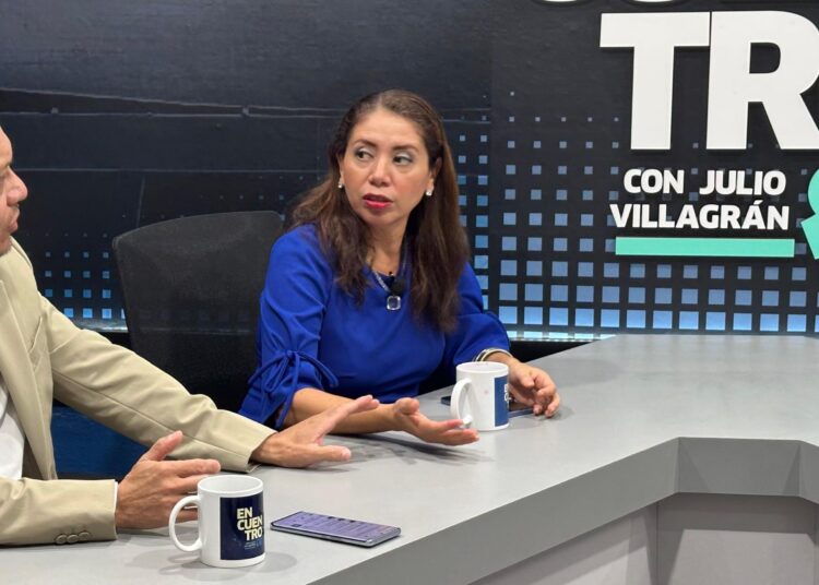 Bethy Arana reta a ministra: “Que prohíba a Bukele hablar en inglés”