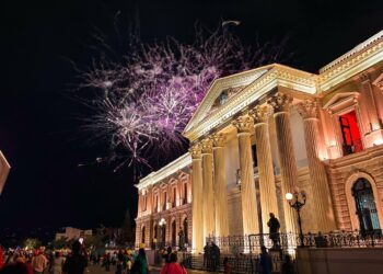 Fuegos artificiales iluminan la noche de celebración en el Centro Histórico