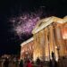 Fuegos artificiales iluminan la noche de celebración en el Centro Histórico