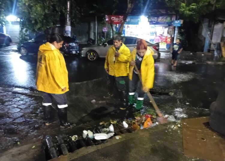 Lluvias intensas movilizan equipos municipales para limpiar drenajes