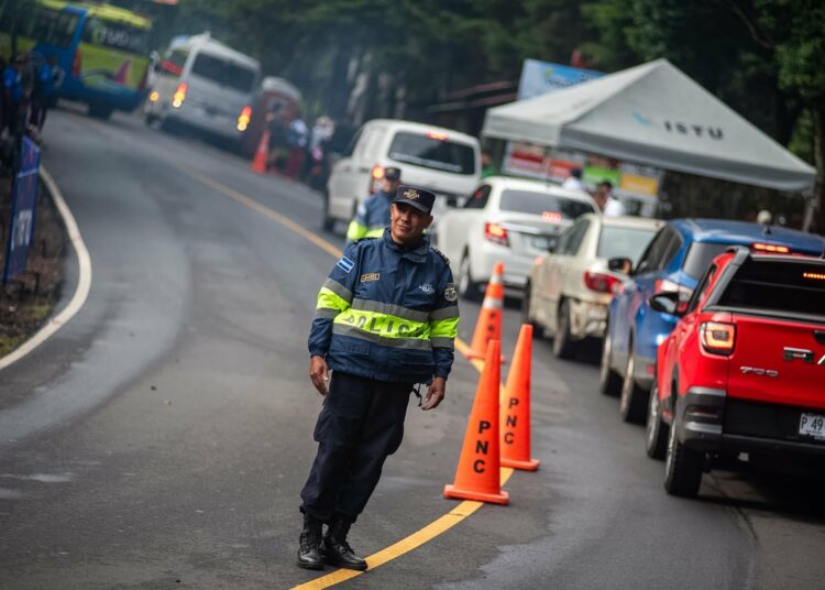 Policía mantiene orden y seguridad durante la Feria del Jocote Corona