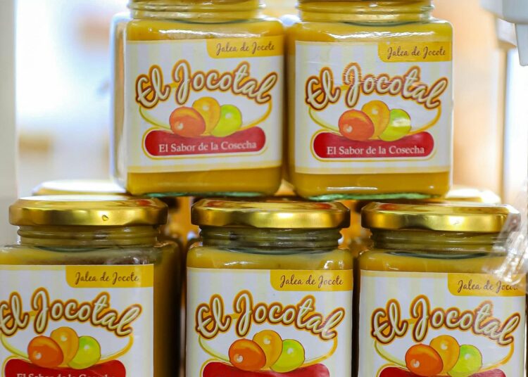 Emprendedores locales dinamizan la economía con productos del jocote