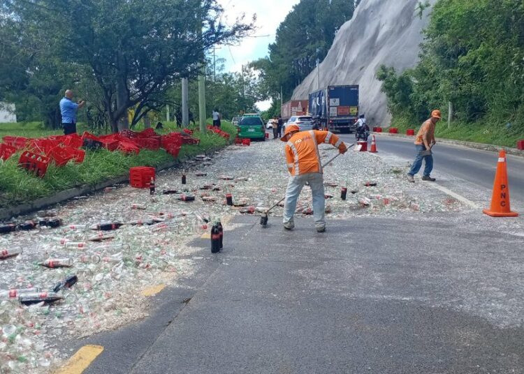 FOVIAL limpia la autopista Comalapa tras accidente de camión repartidor en Olocuilta