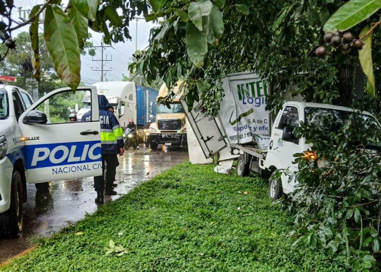 Choque entre camión y rastra reduce a un carril la circulación en Ciudad Arce
