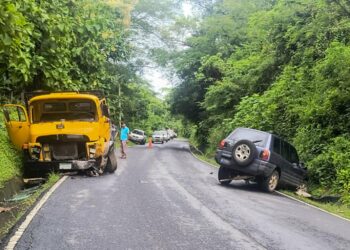 Mujer resulta herida en choque entre camión y carro en Morazán