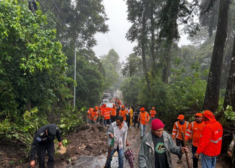 MOP y FOVIAL remueven derrumbes en distintas carreteras del país tras fuertes lluvias