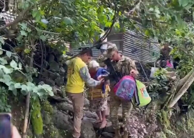 Evacúan a tres familias en Alegría, Usulután Norte, por riesgo de lluvias