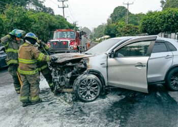Motocicleta se prende en llamas tras colisión con vehículo particular