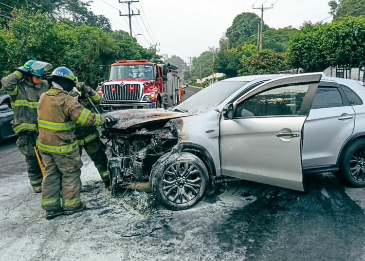 Motocicleta se prende en llamas tras colisión con vehículo particular