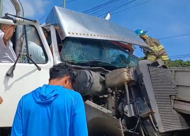 Una persona atrapada tras accidente en carretera hacia Comalapa