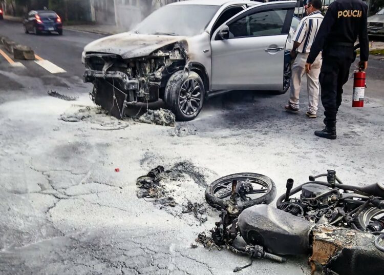 Accidente en San Bartolo, Ilopango deja dos vehículos incendiados
