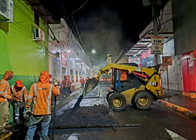 Fovial rehabilita calles afectadas por las lluvias en Santa Ana, San Miguel y Santa Tecla