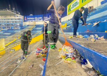 Desechos Sólidos ejecuta operativo de limpieza tras partido entre El Salvador y Panamá