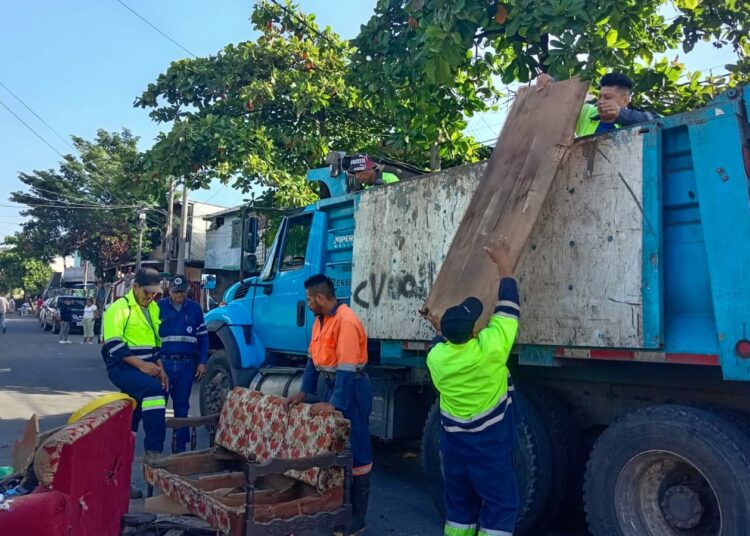 Alcaldía capitalina impulsa jornadas para evitar acumulación de desechos en comunidades