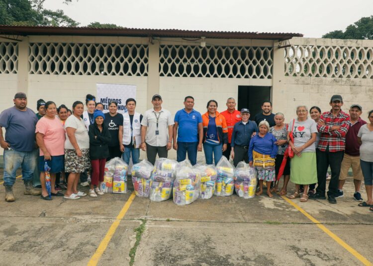 Brindan asistencia y salud a familias en albergue de Alegría, Usulután Norte
