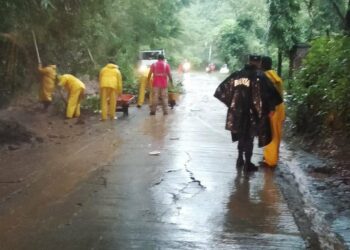 Policía asiste a familias y coordina labores de limpieza tras emergencias por lluvias en La Libertad