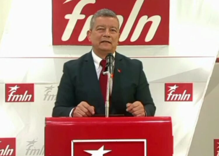 Manuel «El Chino» Flores asegura que botar basura no es falta de educación, sino “costumbre cultural”