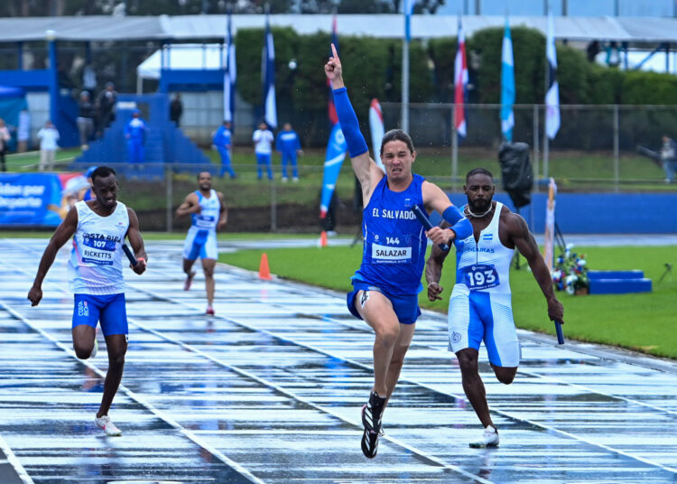 Equipo masculino de relevos 4×100 de El Salvador gana oro y establece un récord centroamericano