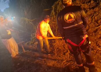 Derrumbe en calle a Mariona causa tráfico y moviliza a equipos de emergencia