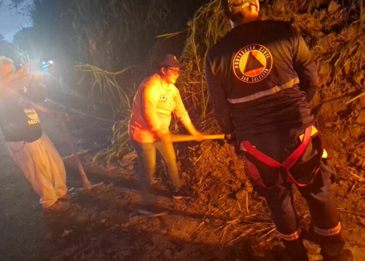 Derrumbe en calle a Mariona causa tráfico y moviliza a equipos de emergencia