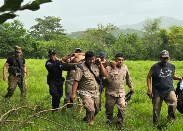Adulto mayor fue encontrado con vida a orillas del río La Joya en San Vicente