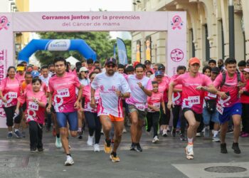 Familias salvadoreñas se unen en la carrera Liga Pink Run por la lucha contra el cáncer de mama