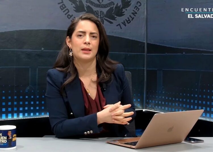 Críticas al aguinaldo anticipado: medida genera dudas a Claudia Ortiz