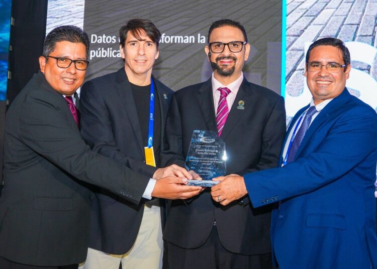 Santa Ana impulsa gestión inteligente con tecnología de punta