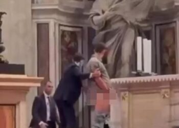 Turista irrumpe en el Altar de la Confesión y comete un acto obsceno frente a los fieles en la Basílica de San Pedro