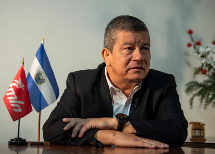 Manuel ‘el Chino’ Flores busca salvar al FMLN sumergido en divisiones internas