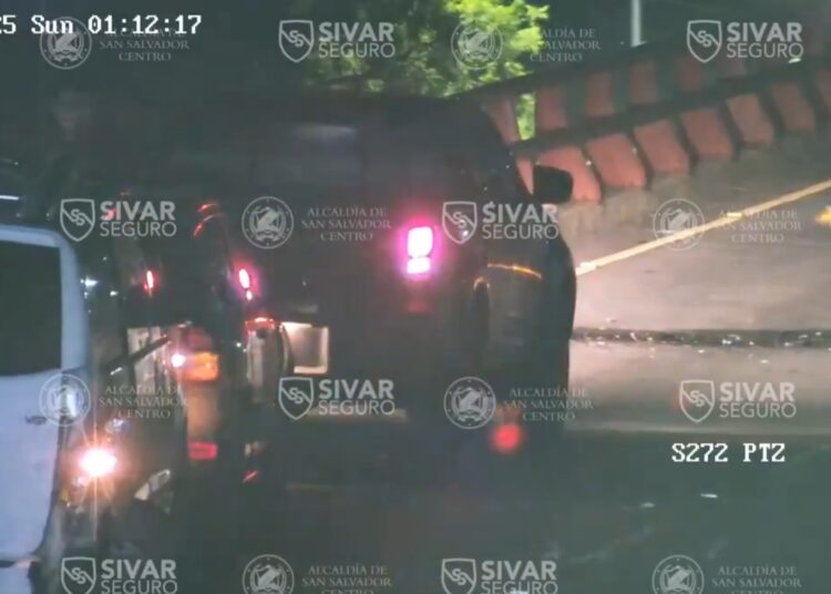 Accidente en Monumento Hermano Bienvenido a Casa deja vehículos dañados