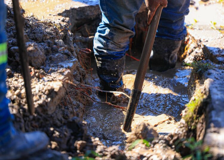 Gobierno garantiza suministro de agua potable con respuesta inmediata a fuga