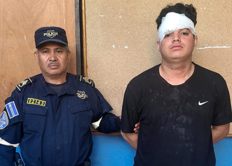 Ebrio al volante: Conductor choca contra muro y daña casa en Sonsonate