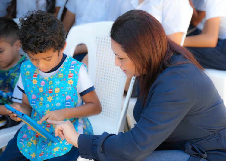 Gobierno de El Salvador habilita internet gratuito en seis distritos de La Unión para reducir la brecha digital