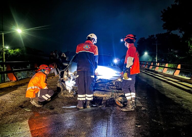 Accidente en paso a desnivel provoca derrame de aceite
