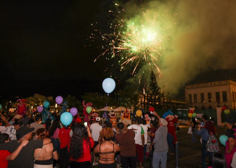 Fuegos artificiales llenan de color y alegría el Centro Histórico de San Salvador