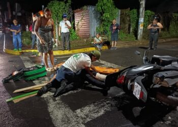Socorristas auxilian a motociclista lesionado tras accidente en Sonsonate